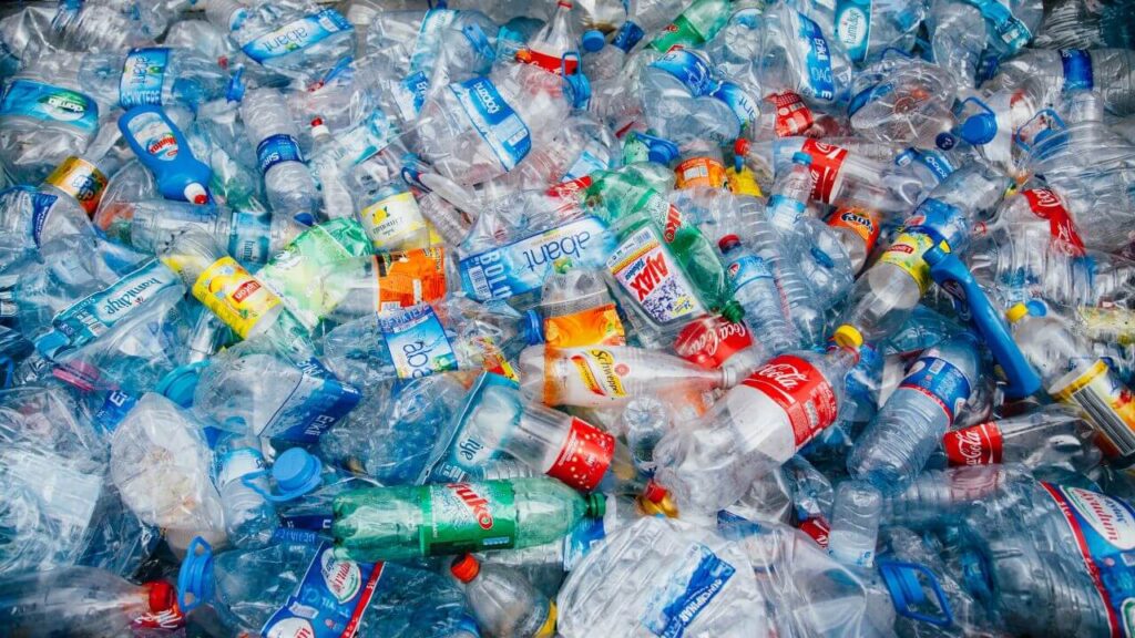 Πλαστικά μπουκάλια και τα προβλήματα που προκαλούν 