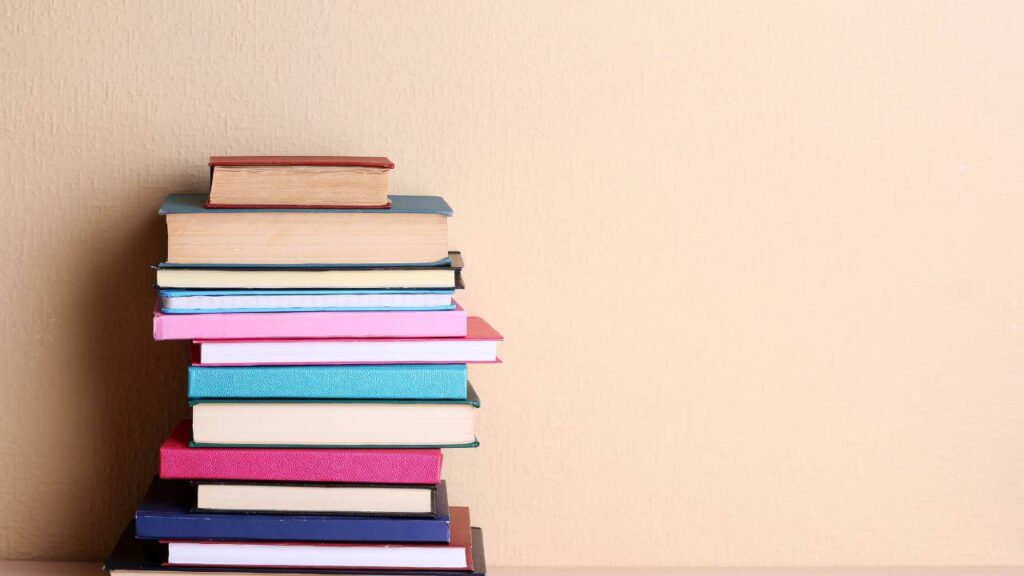 Βιβλία σε στοιβα που δηλώνουν φοιτητή που διαβάζει για γιατρός